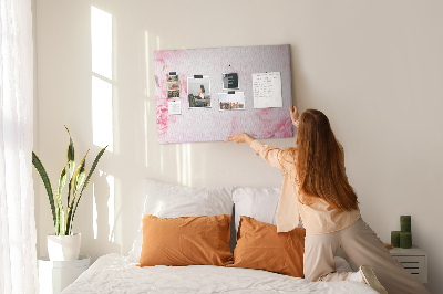 Tablero de anuncios con diseño de delicadas flores rosas sobre fondo claro