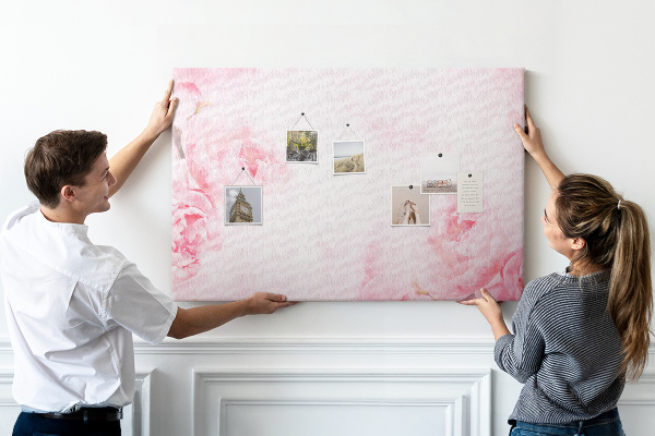 Tablero de anuncios con diseño de delicadas flores rosas sobre fondo claro