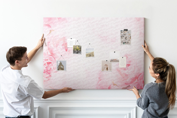 Tablero de anuncios con diseño de delicadas flores rosas sobre fondo claro
