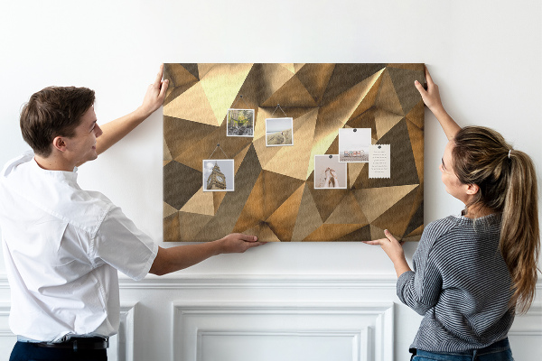 Pizarra de corcho con diseño de formas geométricas en tonos marrones