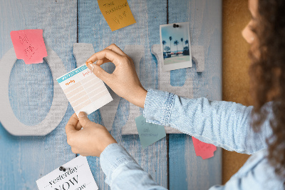 Pizarra de corcho con elegante inscripción HOME sobre fondo azul