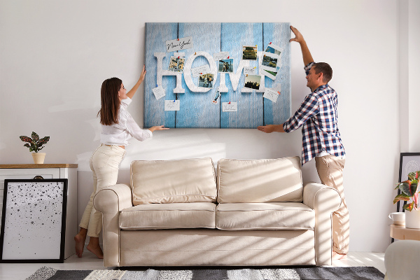 Pizarra de corcho con elegante inscripción HOME sobre fondo azul