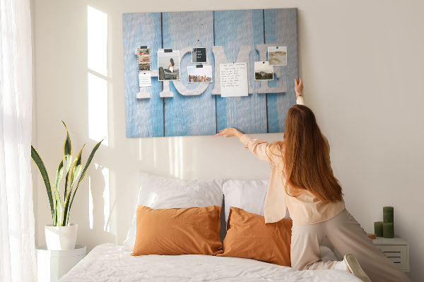 Pizarra de corcho con elegante inscripción HOME sobre fondo azul