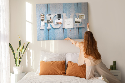 Pizarra de corcho con elegante inscripción HOME sobre fondo azul