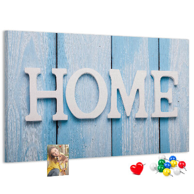 Pizarra de corcho con elegante inscripción HOME sobre fondo azul