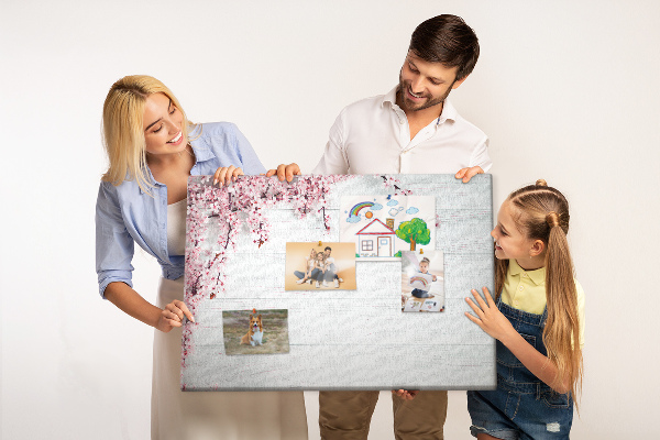 Tablero de corcho decorado con diseño de ramas florales sobre fondo de madera blanca