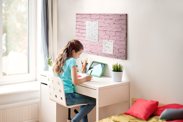 Tablero de anuncios con diseño de pared de ladrillo texturizado rosa