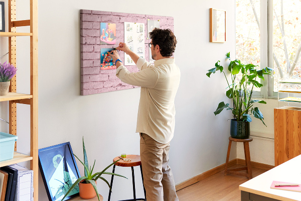 Tablero de anuncios con diseño de pared de ladrillo texturizado rosa
