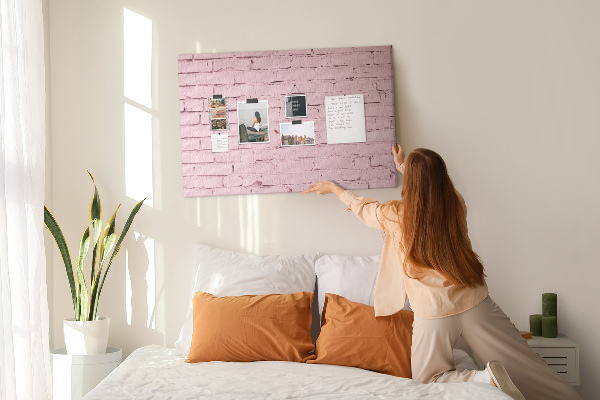 Tablero de anuncios con diseño de pared de ladrillo texturizado rosa