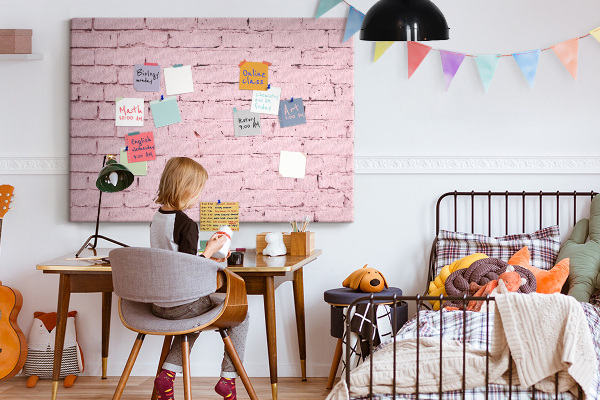 Tablero de anuncios con diseño de pared de ladrillo texturizado rosa