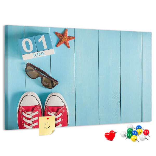 Tablero de corcho decorado con diseño de recuerdos de verano sobre fondo azul