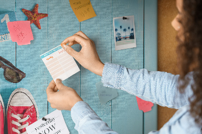 Tablero de corcho decorado con diseño de recuerdos de verano sobre fondo azul