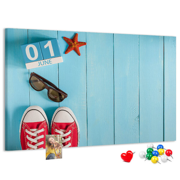 Tablero de corcho decorado con diseño de recuerdos de verano sobre fondo azul
