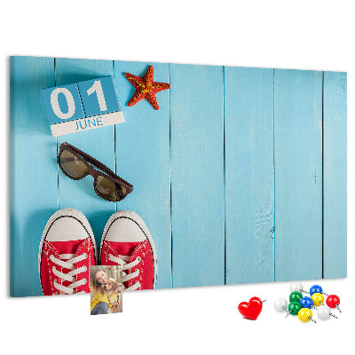 Tablero de corcho decorado con diseño de recuerdos de verano sobre fondo azul