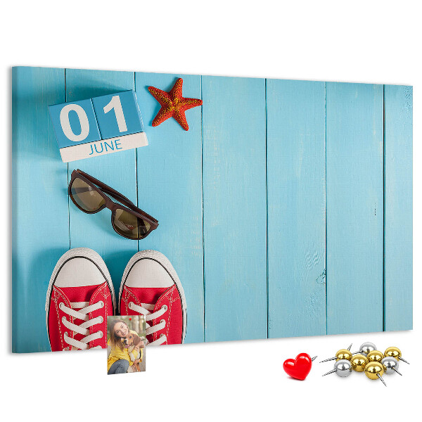 Tablero de corcho decorado con diseño de recuerdos de verano sobre fondo azul