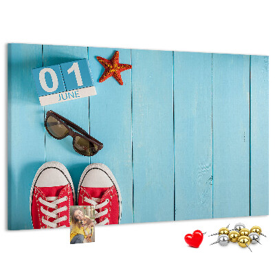Tablero de corcho decorado con diseño de recuerdos de verano sobre fondo azul