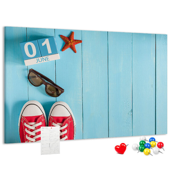 Tablero de corcho decorado con diseño de recuerdos de verano sobre fondo azul