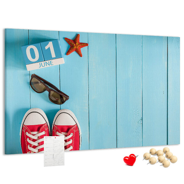Tablero de corcho decorado con diseño de recuerdos de verano sobre fondo azul