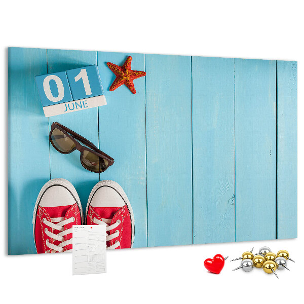 Tablero de corcho decorado con diseño de recuerdos de verano sobre fondo azul
