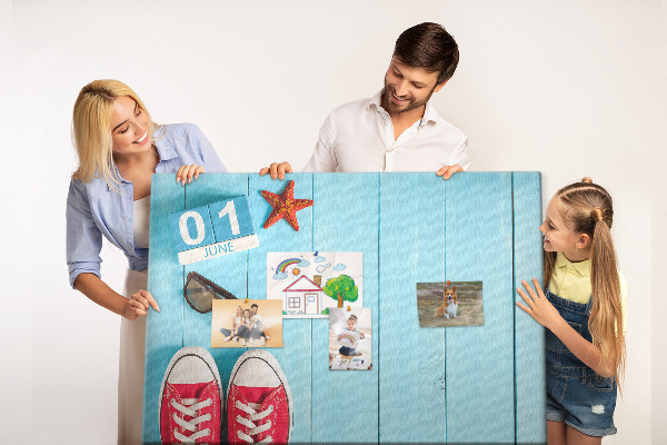 Tablero de corcho decorado con diseño de recuerdos de verano sobre fondo azul