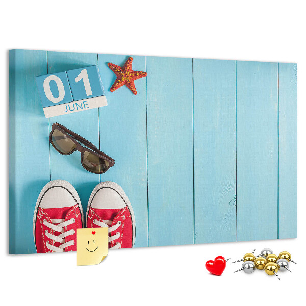 Tablero de corcho decorado con diseño de recuerdos de verano sobre fondo azul