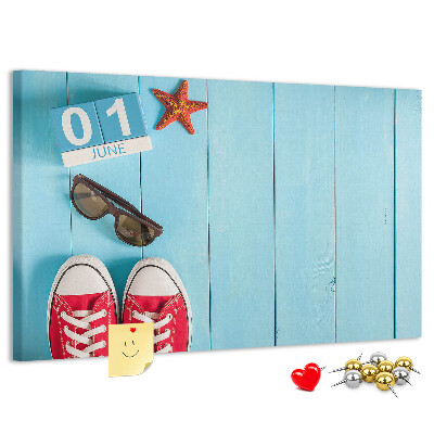 Tablero de corcho decorado con diseño de recuerdos de verano sobre fondo azul