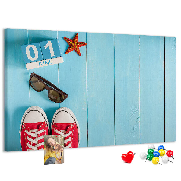 Tablero de corcho decorado con diseño de recuerdos de verano sobre fondo azul