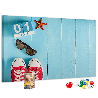 Tablero de corcho decorado con diseño de recuerdos de verano sobre fondo azul
