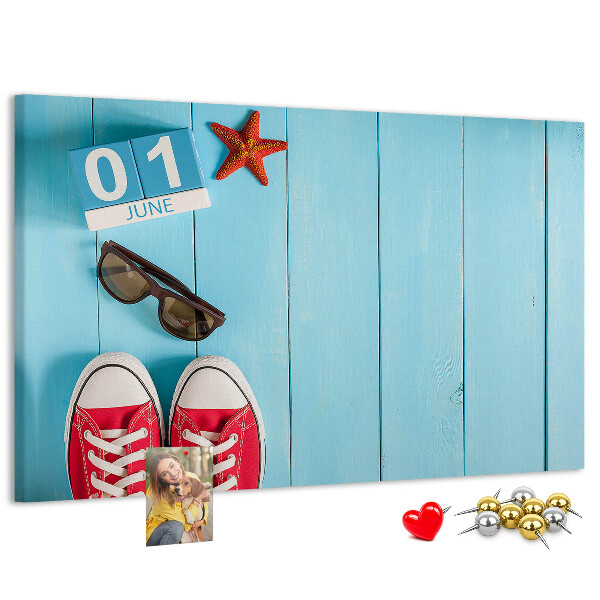 Tablero de corcho decorado con diseño de recuerdos de verano sobre fondo azul
