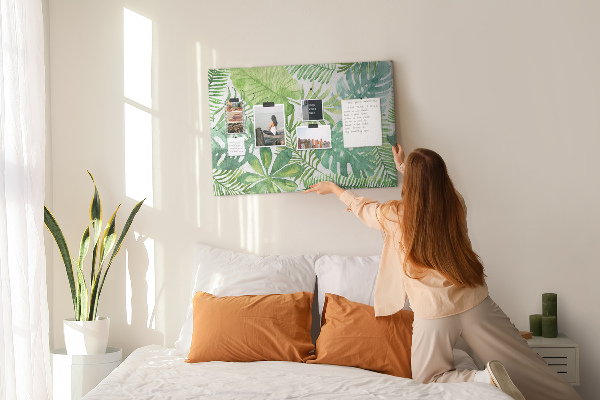 Tablero de anuncios con diseño de hojas de plantas tropicales en acuarela