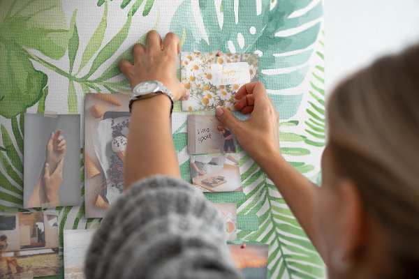 Tablero de anuncios con diseño de hojas de plantas tropicales en acuarela