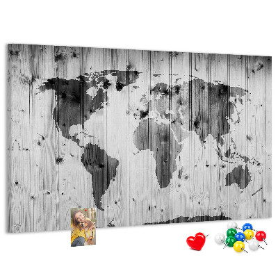 Tablero de anuncios Un mapamundi sobre un fondo de tablas de madera.