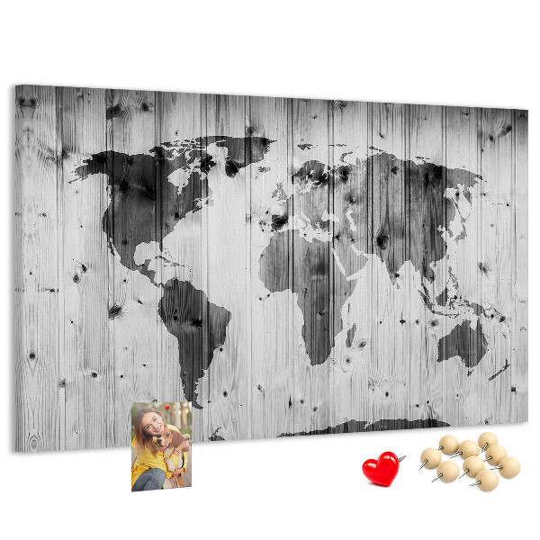 Tablero de anuncios Un mapamundi sobre un fondo de tablas de madera.