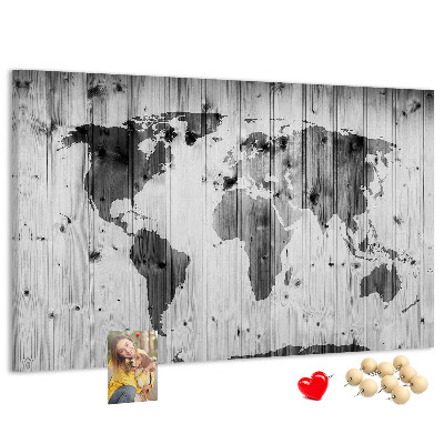 Tablero de anuncios Un mapamundi sobre un fondo de tablas de madera.