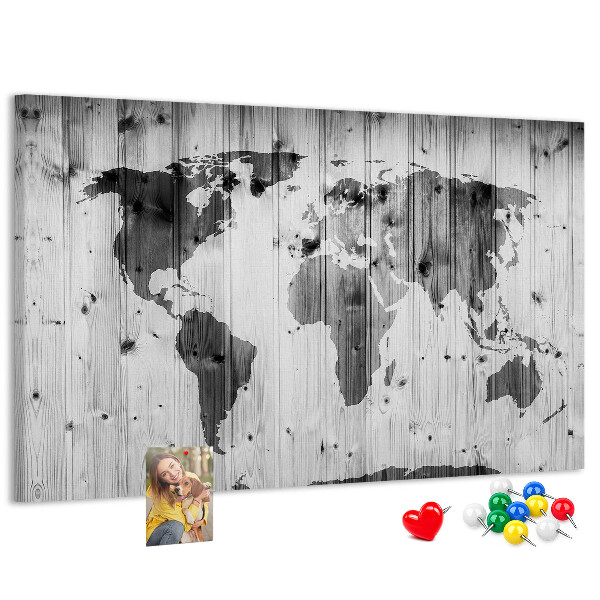 Tablero de anuncios Un mapamundi sobre un fondo de tablas de madera.