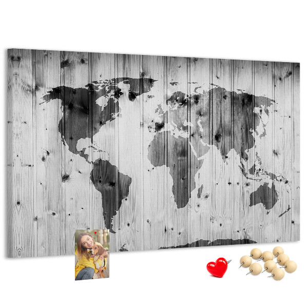 Tablero de anuncios Un mapamundi sobre un fondo de tablas de madera.