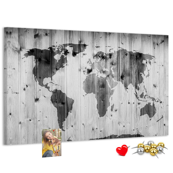 Tablero de anuncios Un mapamundi sobre un fondo de tablas de madera.