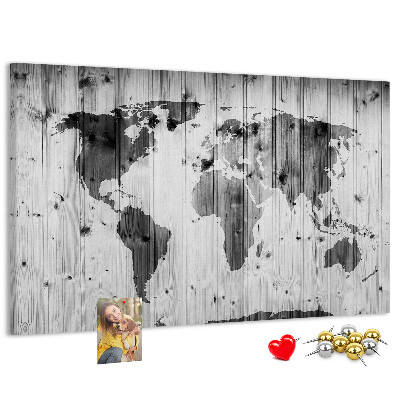 Tablero de anuncios Un mapamundi sobre un fondo de tablas de madera.