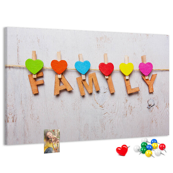 Pizarra de corcho con diseño de corazones familiares sobre fondo de madera