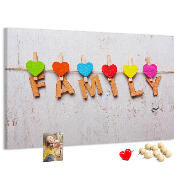 Pizarra de corcho con diseño de corazones familiares sobre fondo de madera
