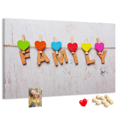 Pizarra de corcho con diseño de corazones familiares sobre fondo de madera