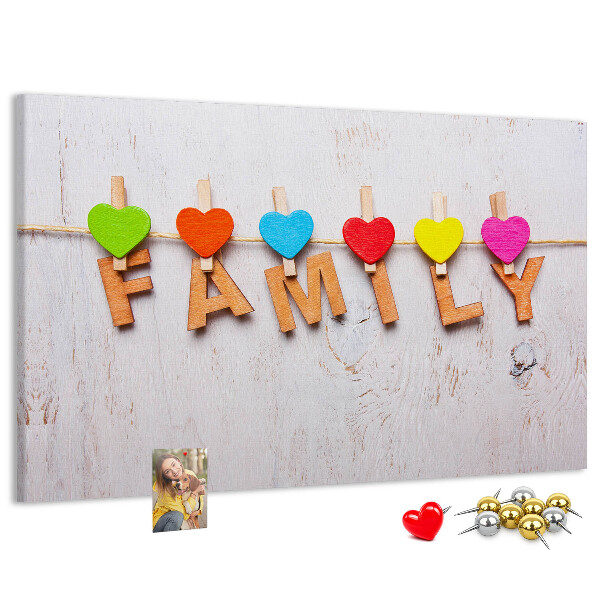 Pizarra de corcho con diseño de corazones familiares sobre fondo de madera