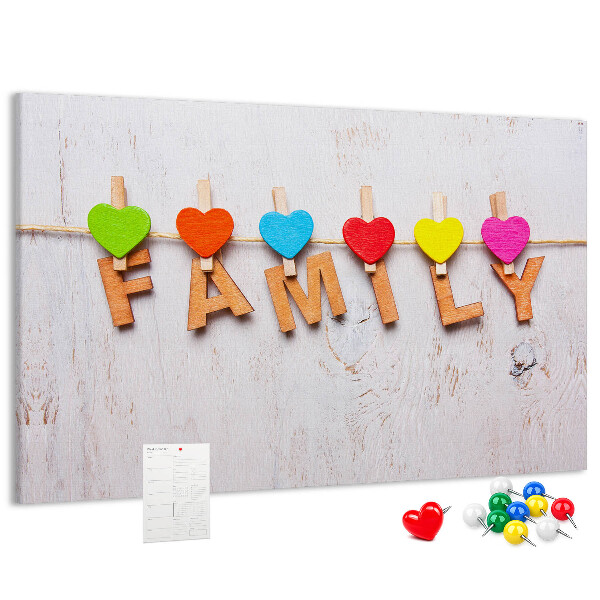 Pizarra de corcho con diseño de corazones familiares sobre fondo de madera
