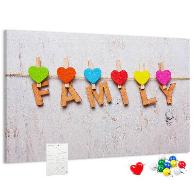 Pizarra de corcho con diseño de corazones familiares sobre fondo de madera