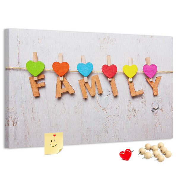 Pizarra de corcho con diseño de corazones familiares sobre fondo de madera