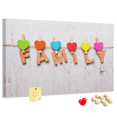 Pizarra de corcho con diseño de corazones familiares sobre fondo de madera