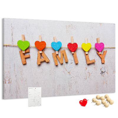 Pizarra de corcho con diseño de corazones familiares sobre fondo de madera