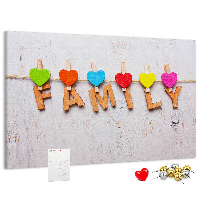 Pizarra de corcho con diseño de corazones familiares sobre fondo de madera