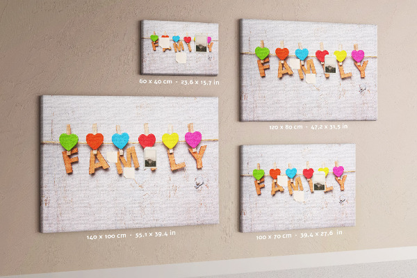 Pizarra de corcho con diseño de corazones familiares sobre fondo de madera