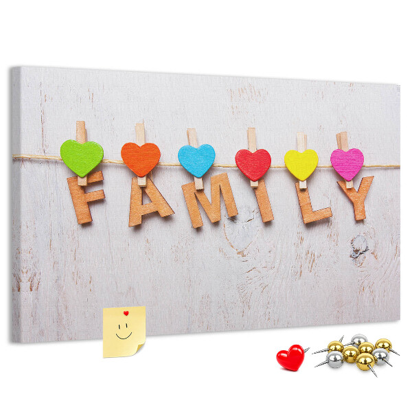 Pizarra de corcho con diseño de corazones familiares sobre fondo de madera